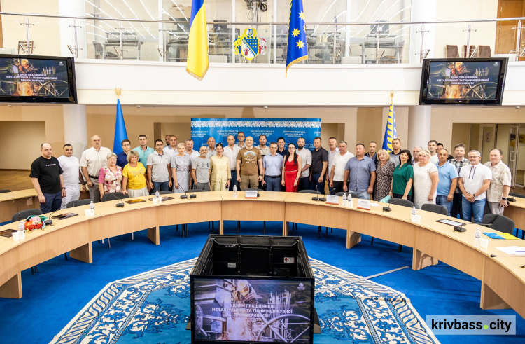 До свята людей зі сталевими серцями: на Дніпропетровщині працівникам гірничо-металургійної галузі вручили відзнаки