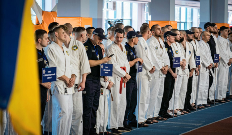 Поліцейські Дніпропетровщини серед кращих: правоохоронці взяли участь у змаганнях з рукопашного бою