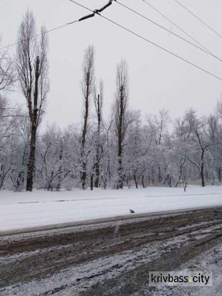 На Дніпропетровщині працюють більше сотні снігоприбиральних машин