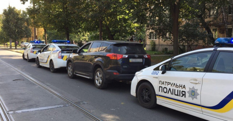 В Кривом Роге патрульная полиция остановила пьяную женщину, которая везла малолетнюю дочь из школы (ФОТО)