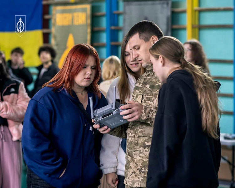  Молодь Кривого Рогу вчиться працювати з дронами: військові 129 ОВМБр провели тренінг  для студентів