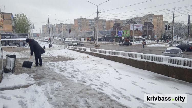 Крижаний дощ, ожеледиця та сніг: комунальники Кривого Рогу працюють у посиленому режимі