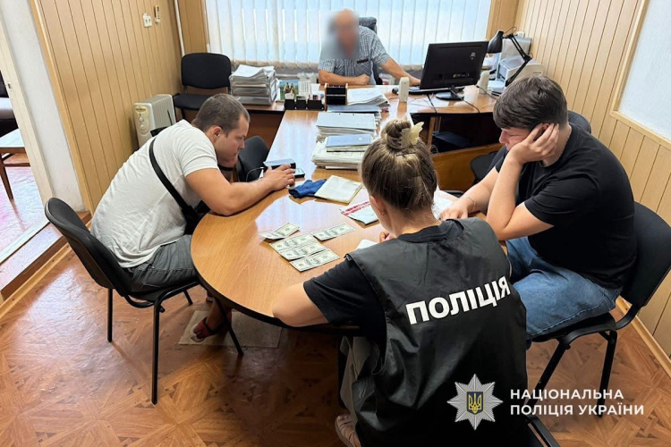 Хабар за вступ: на Дніпропетровщині двоє посадовців університету отримали підозру