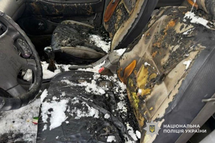 Підпалив автівку через ревнощі: на Дніпропетровщині чоловік переховувався від поліції