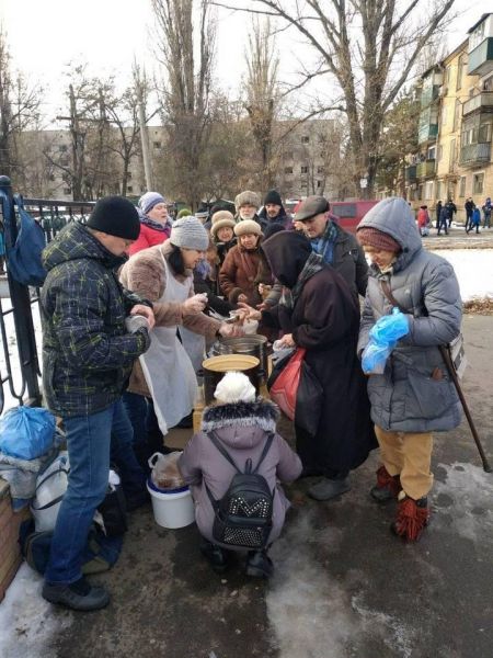 В Кривом Роге волонтеры подкармливают малоимущих и бездомных