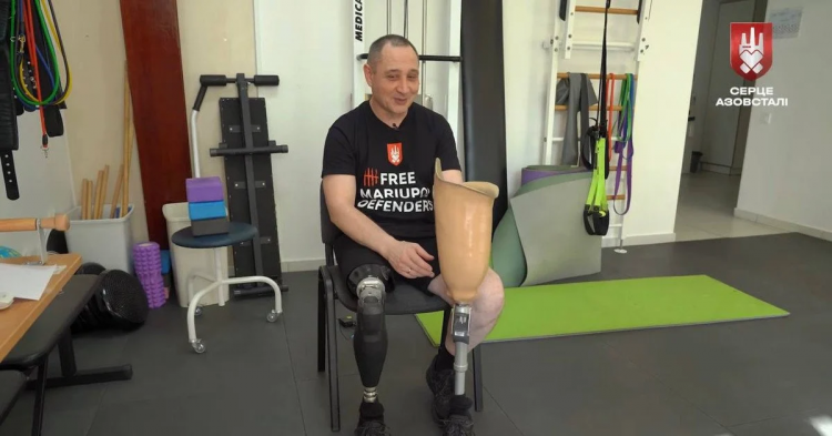 "Хочу бігати з дітьми»: захисник Маріуполя отримав один із найсучасніших протезів у світі за підтримки «Серця Азовсталі»