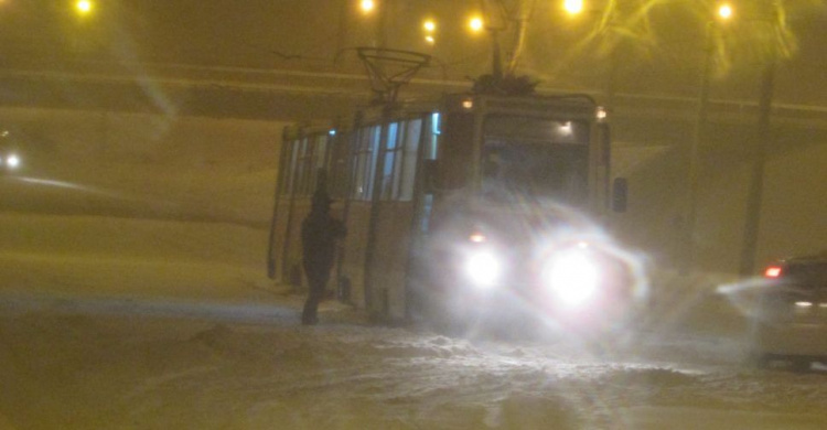 В Кривом Роге из-за непогоды в сугробах застряли трамваи
