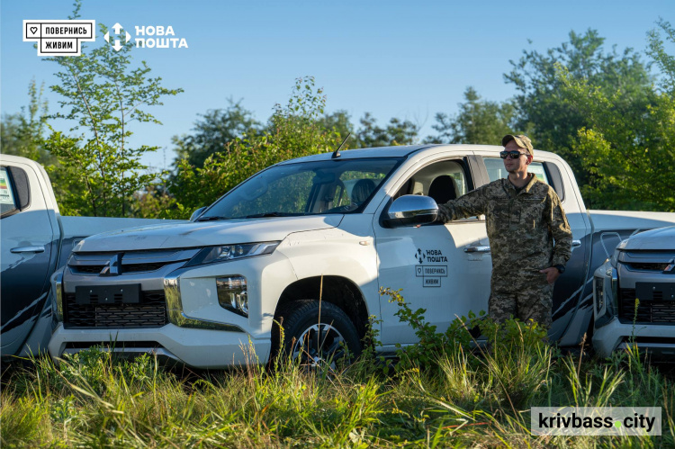 «Повернись живим» і Нова пошта передали 8 пікапів військовим із Дніпропетровщини