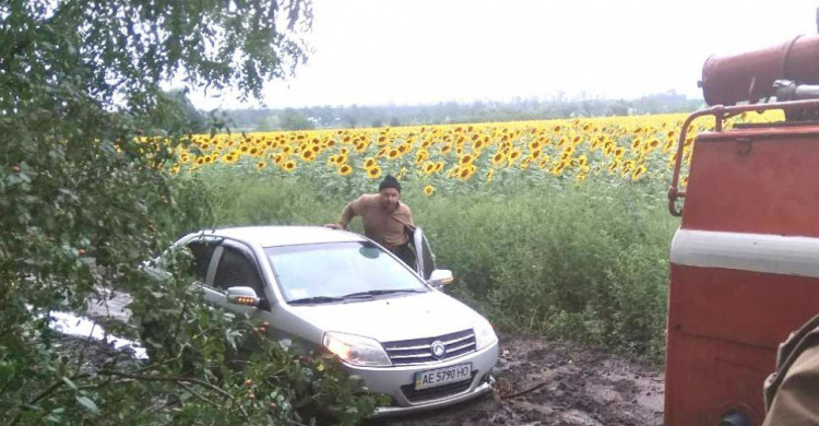 В Криворожском районе четыре автомобиля застряли в ловушке из-за ненастья