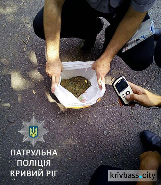 В Терновском районе задержали парня, который разгуливал с мешком конопли (ФОТО)