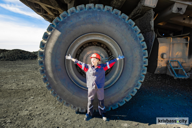 Як підкорити залізного монстра: у Кривому Розі ветеранка після повернення з фронту стала водійкою БелАЗа у кар'єрі Метінвесту - фото