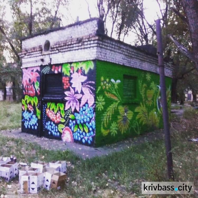 В Кривом Роге активисты расписывают стены зданий петриковской росписью (ФОТО)