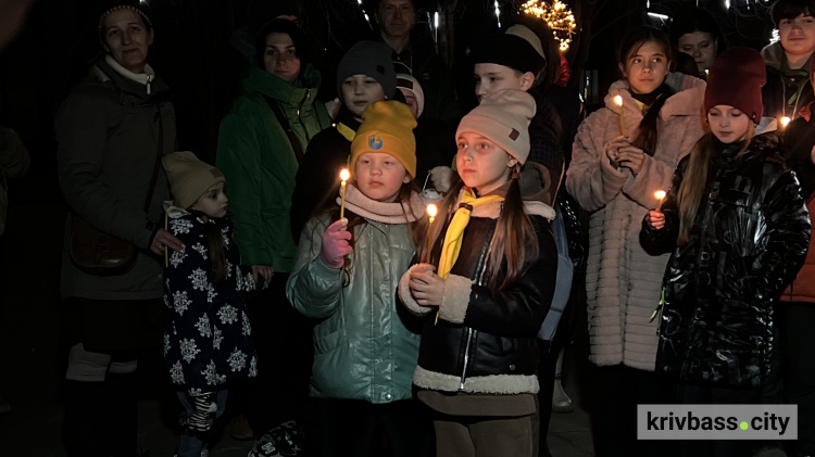 «В небі зірка спалахнула»: криворізькі пластуни передали Вифлеємський вогонь миру містянам
