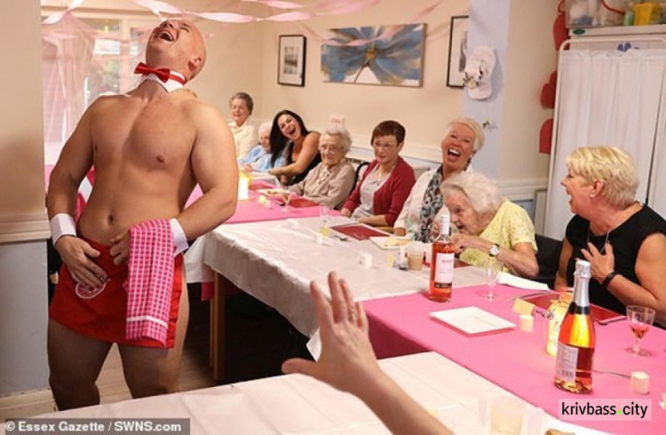Бабушки позвали в дом престарелых голых официантов (ФОТО)