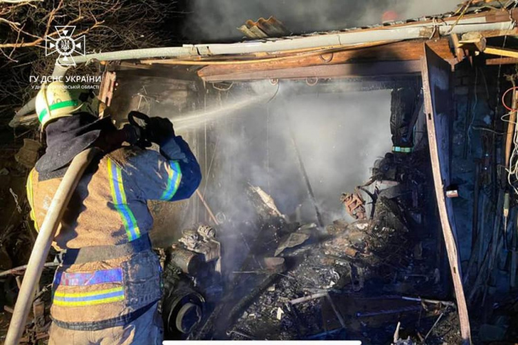 Криворізькі рятувальники загасили вогонь в господарчій споруді