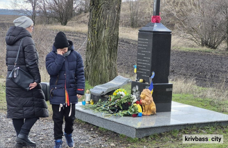 «Привіт, чувак, ну як ти там літаєш?»: у 10 річницю загибелі Кузьми Скрябіна у Кривому Розі провели автопробіг