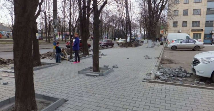Северный ГОК привел в порядок аллею на улице Терещенко в Кривом Роге (ФОТО)