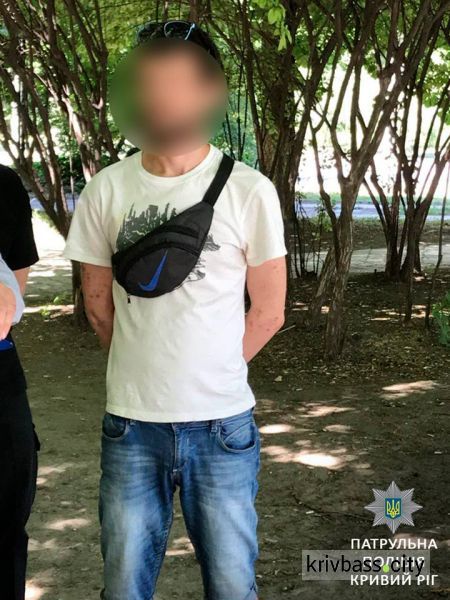 Полицейские Кривого Рога задержали мужчину, который в кармане хранил наркотики (ФОТО)