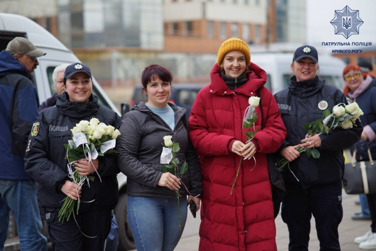 На вулицях Кривого Рогу жінкам дарували троянди - фото Патрульна поліція Кривого Рогу