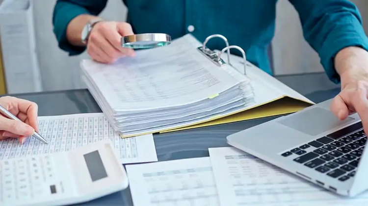 Перевірка документів - фото ілюстративне з відкритих джерел