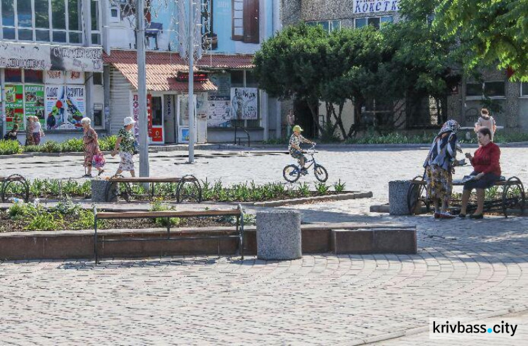 На улице Терещенко в Кривом Роге появились новые лавочки, урны и фонари (ФОТОФАКТ)