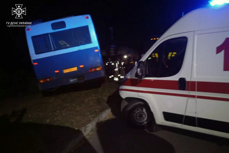 Затиснуло між кабіною та трубою теплотраси: у Кривому Розі рятувальники деблокували водія автобуса