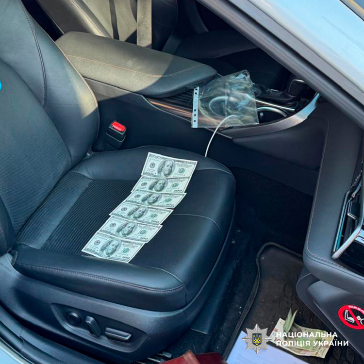 «Білий квиток» за 10 тисяч: криворізькі поліцейські затримали шахрая