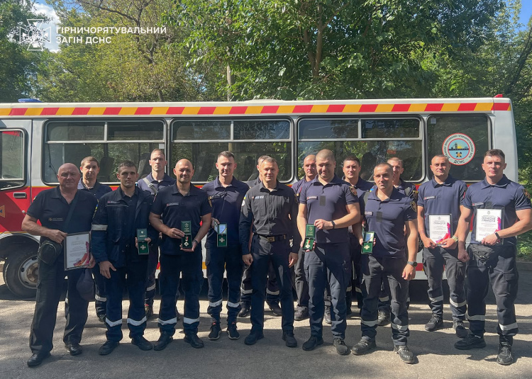 У вогонь і під завали заради інших: у Кривому Розі рятувальників привітали з професійним святом