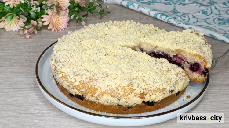 Пісна випічка нового рівня: ароматний пиріг зі смородиною - фото скріншот з відео