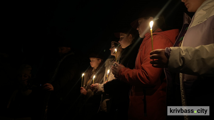 «В небі зірка спалахнула»: криворізькі пластуни передали Вифлеємський вогонь миру містянам