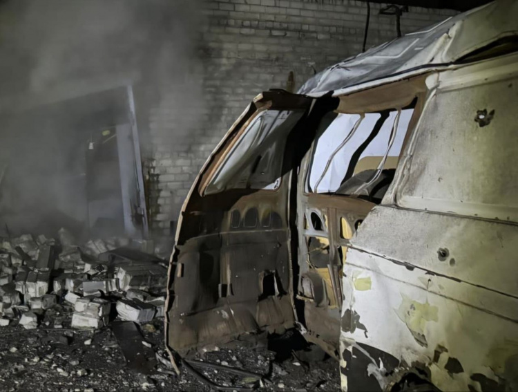 Постраждала жінка і зруйнована інфраструктура: росіяни атакували дронами та артилерією Дніпропетровщину