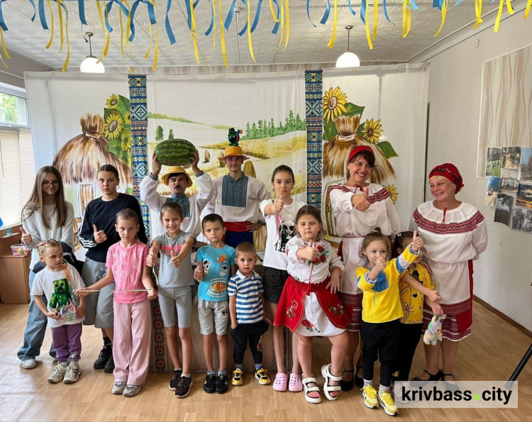 У Кривому Розі у гуманітарному центрі «Вільні Разом» переселенці з Херсону отримували комплексну допомогу