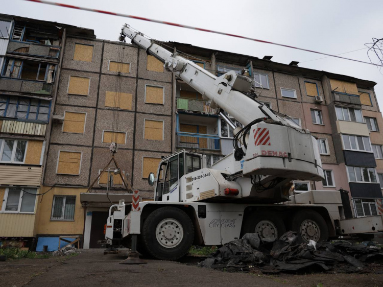 Відновлення житлового будинку у Кривому Розі - фото управління преси виконкому Криворізької міської ради