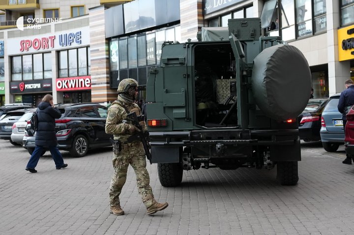 Людина зі зброєю, а поряд ви з дитиною: поради психологів для збереження життя і здоров'я