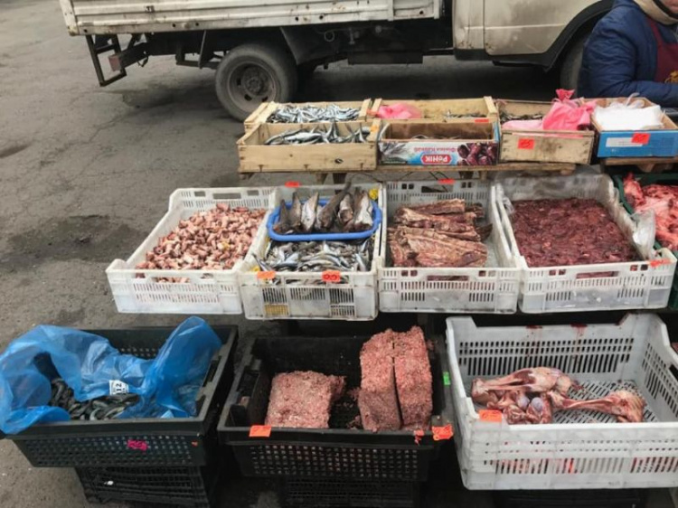 В Кривом Роге полиция изъяла товар у торговцев рыбой и табаком