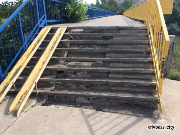 Пешеходный мост, ведущий к криворожской городской больнице, оказался "ничейным" (фото)