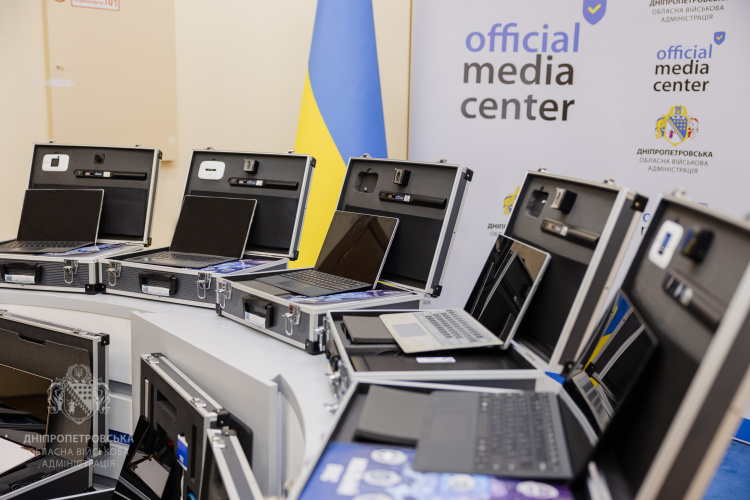 Мобільні валізки для ЦНАП - фото пресслужби Дніпропетровської ОВА
