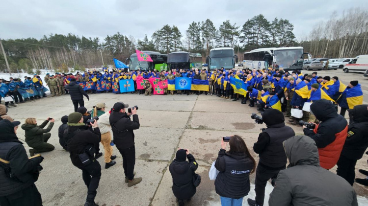 Обмін 5 березня: 20 захисників з Дніпропетровщини повернулись додому з російського полону