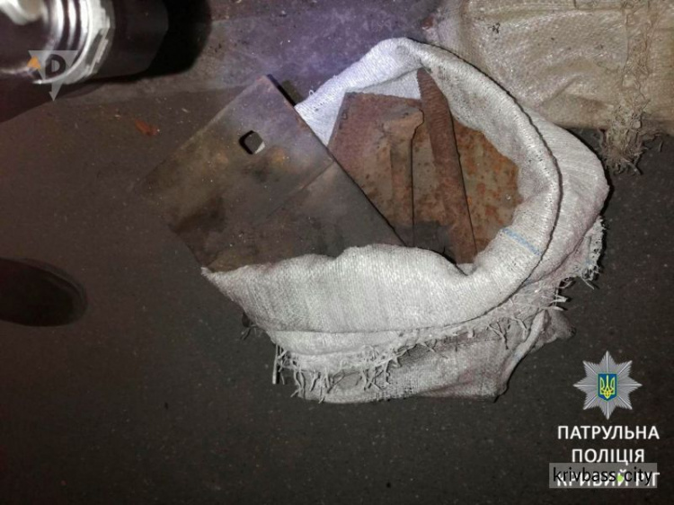 В Кривом Роге бдительный пассажир задержал двух воров-металлистов