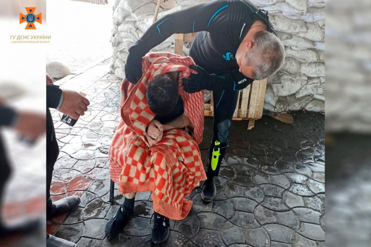 На Дніпропетровщині водолази ДСНС врятували чоловіка, який стрибнув з моста в річку: подробиці від рятувальників
