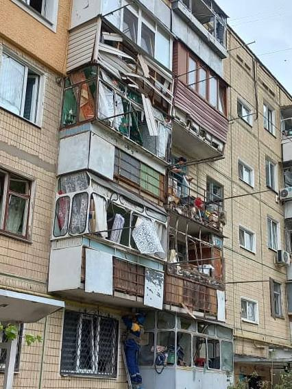 Горіло пшеничне поле та пошкоджена пʼятиповерхівка: росіяни атакували безпілотниками Дніпропетровщину