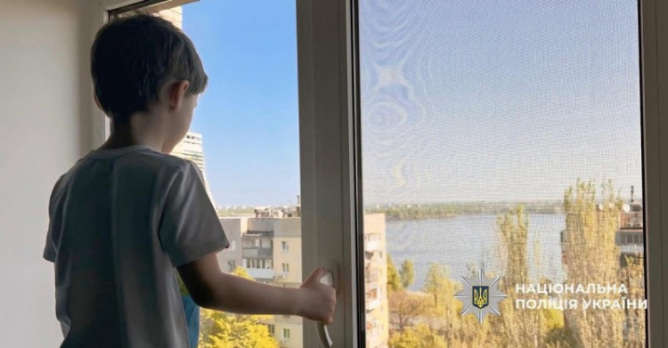 Поліція попереджає українців про небезпеку відкритих вікон - фото Національна поліція