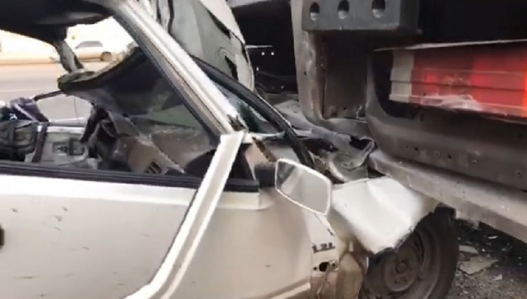 В Кривом Роге автомобиль влетел в припаркованый грузовик, есть пострадавшие (фото)