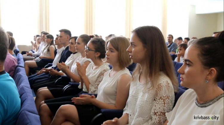 В Кривом Роге чествовали лучших выпускников Долгинцевского района (ФОТО)