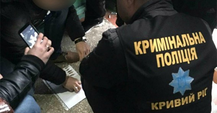 В Ингулецком районе Кривого Рога патрульные задержали троих мужчин с наркотиками (ФОТО)