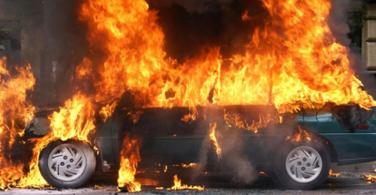 В Кривом Роге за ночь сгорело сразу три машины