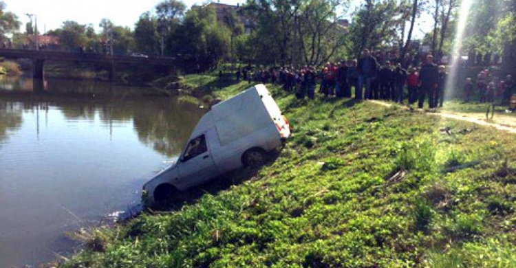 В центре Кривого Рога из реки вытащили автомобиль-утопленник (ФОТО)