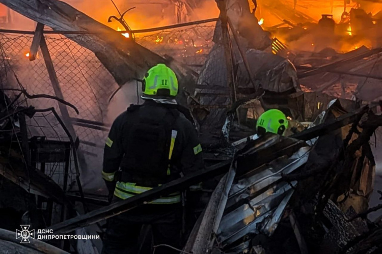 Неспокійна ніч на Дніпропетровщині: росіяни били по Дніпру, громадам Нікопольщини та Синельниківщини