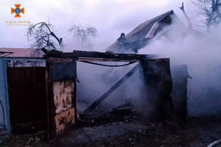На світанку рятувальники гасили пожежу в Інгулецькому районі: що сталося