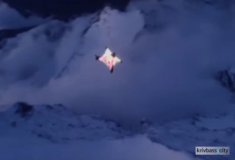 Бейсджампер прыгнул с 6-километровой высоты в Альпах (ВИДЕО)